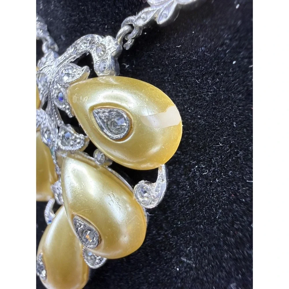 1930'S Crown Trifari rhodium necklace faux pearl floral pendant SIGNED read !